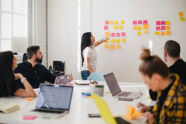 Moderní dashboard s grafy a daty, symbolizující Business Intelligence a efektivní projektový management.
